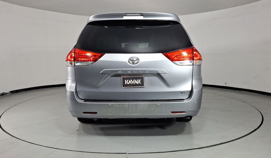 Toyota Sienna 3.5 XLE AT Minivan 2012