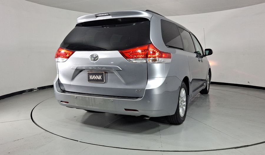 Toyota Sienna 3.5 XLE AT Minivan 2012