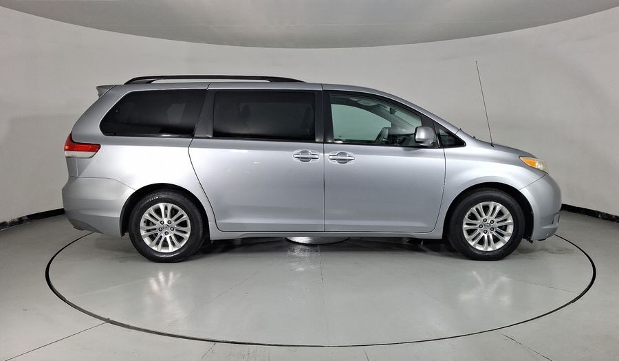 Toyota Sienna 3.5 XLE AT Minivan 2012