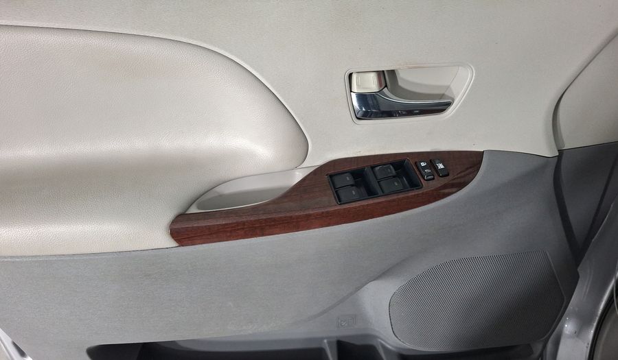 Toyota Sienna 3.5 XLE AT Minivan 2012