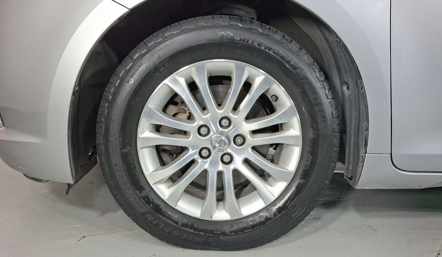 Toyota Sienna 3.5 XLE AT Minivan 2012
