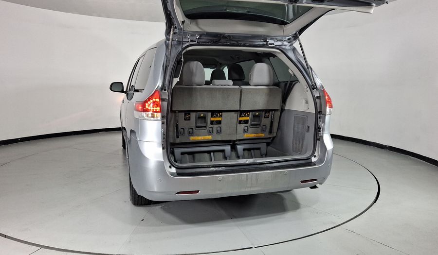 Toyota Sienna 3.5 XLE AT Minivan 2012