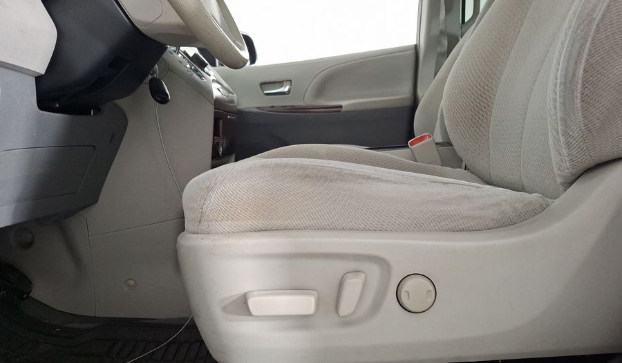 Toyota Sienna 3.5 XLE AT Minivan 2012
