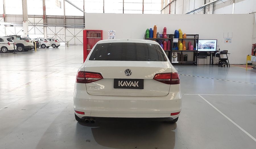 Volkswagen Jetta 2.0 TOTAL FLEX COMFORTLINE TIPTRONIC Sedan 2016