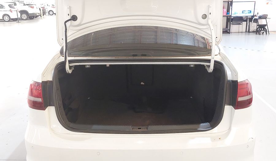 Volkswagen Jetta 2.0 TOTAL FLEX COMFORTLINE TIPTRONIC Sedan 2016