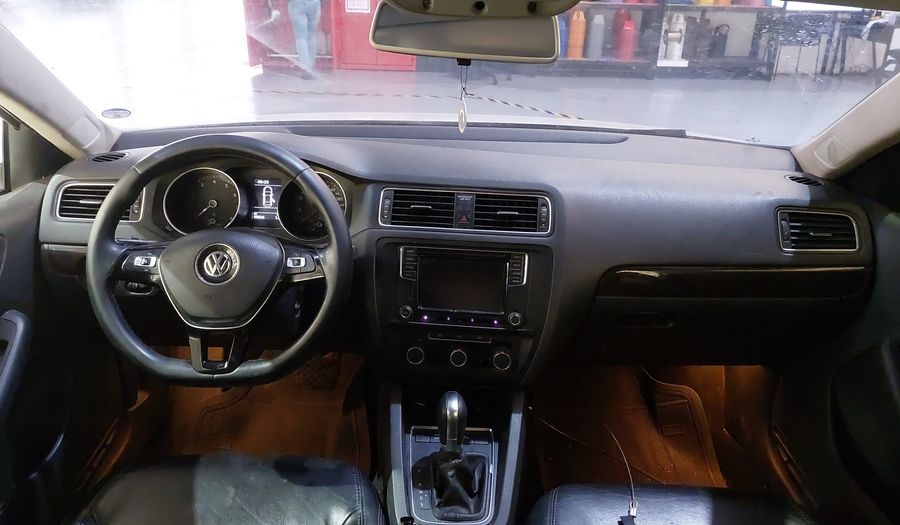 Volkswagen Jetta 2.0 TOTAL FLEX COMFORTLINE TIPTRONIC Sedan 2016