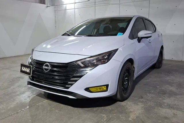 Nissan · Versa
