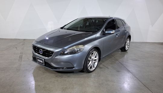 Volvo • V40
