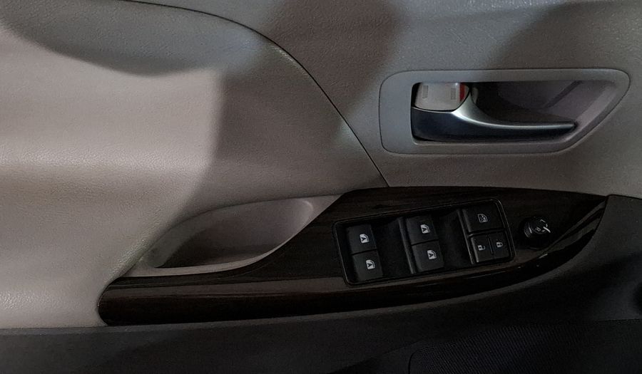 Toyota Sienna 3.5 XLE PIEL AT Minivan 2015
