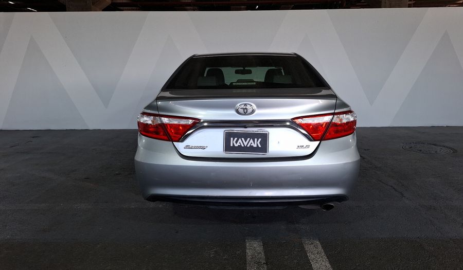 Toyota Camry 2.5 XLE L4 6AT Sedan 2015