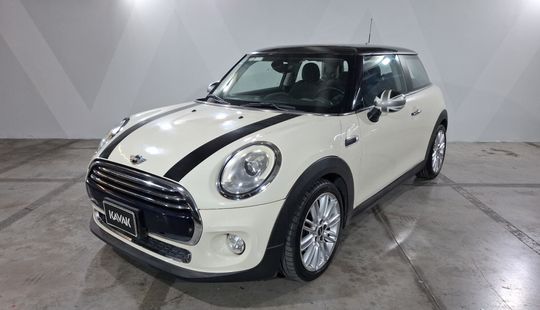 2017 • 77,679 km • Automático