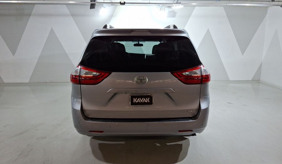 Toyota Sienna 3.5 XLE AT Minivan 2017
