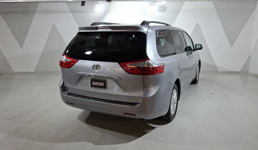 Toyota Sienna 3.5 XLE AT Minivan 2017