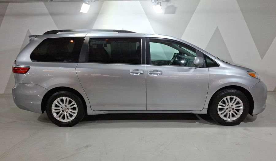 Toyota Sienna 3.5 XLE AT Minivan 2017