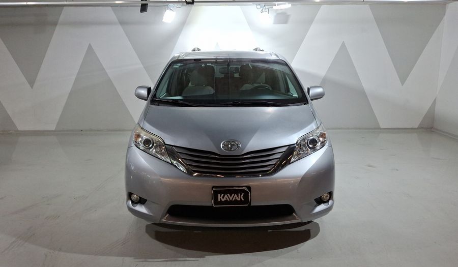 Toyota Sienna 3.5 XLE AT Minivan 2017