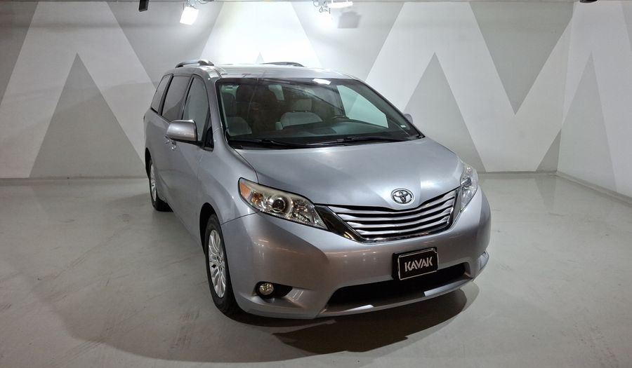 Toyota Sienna 3.5 XLE AT Minivan 2017