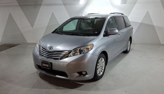 Toyota • Sienna