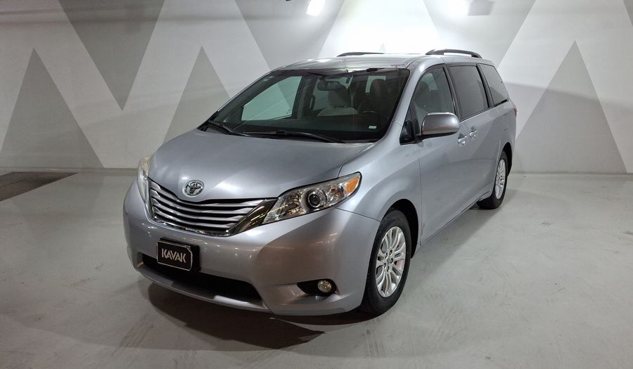 Toyota Sienna 3.5 XLE AT Minivan 2017