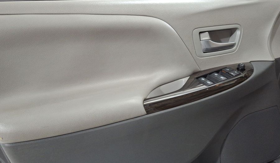 Toyota Sienna 3.5 XLE AT Minivan 2017