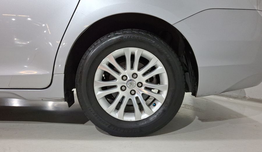 Toyota Sienna 3.5 XLE AT Minivan 2017