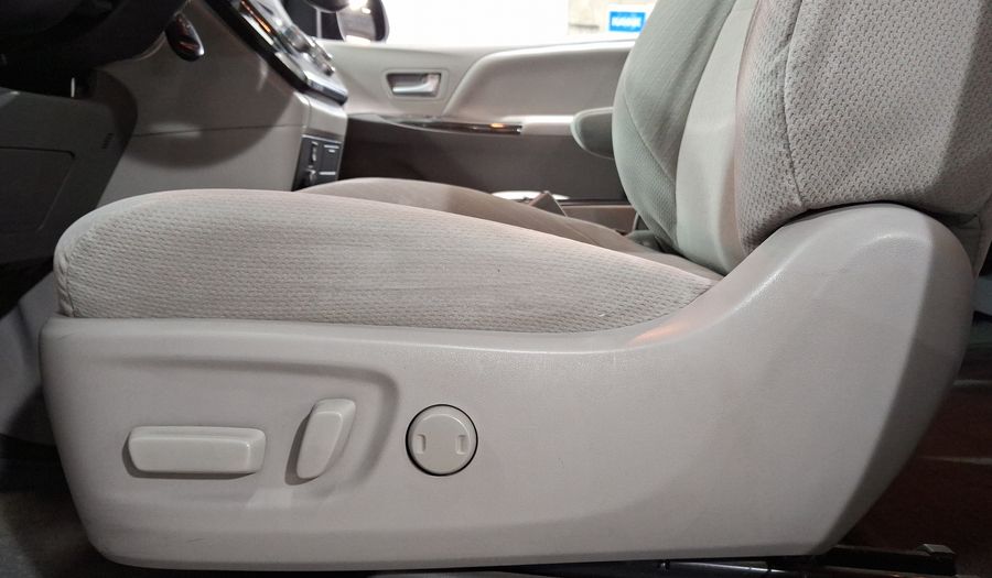 Toyota Sienna 3.5 XLE AT Minivan 2017