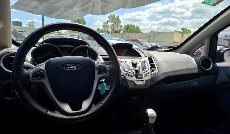 Ford Fiesta Kinetic Design 1.6 16V TITANIUM Hatchback 2013