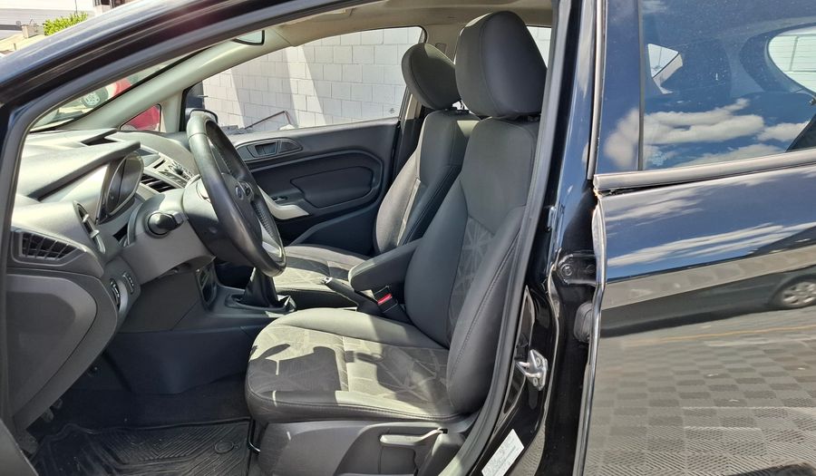 Ford Fiesta Kinetic Design 1.6 16V TITANIUM Hatchback 2013