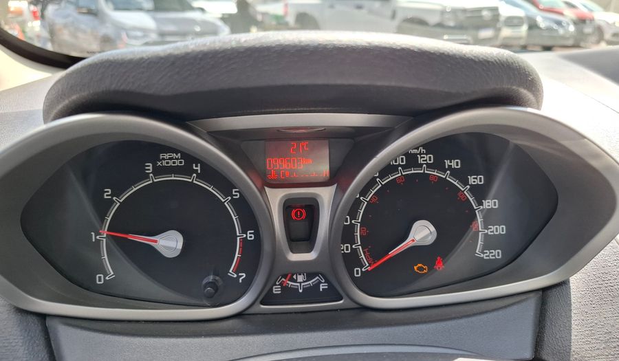 Ford Fiesta Kinetic Design 1.6 16V TITANIUM Hatchback 2013