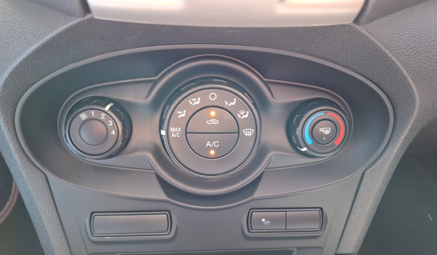 Ford Fiesta Kinetic Design 1.6 16V TITANIUM Hatchback 2013