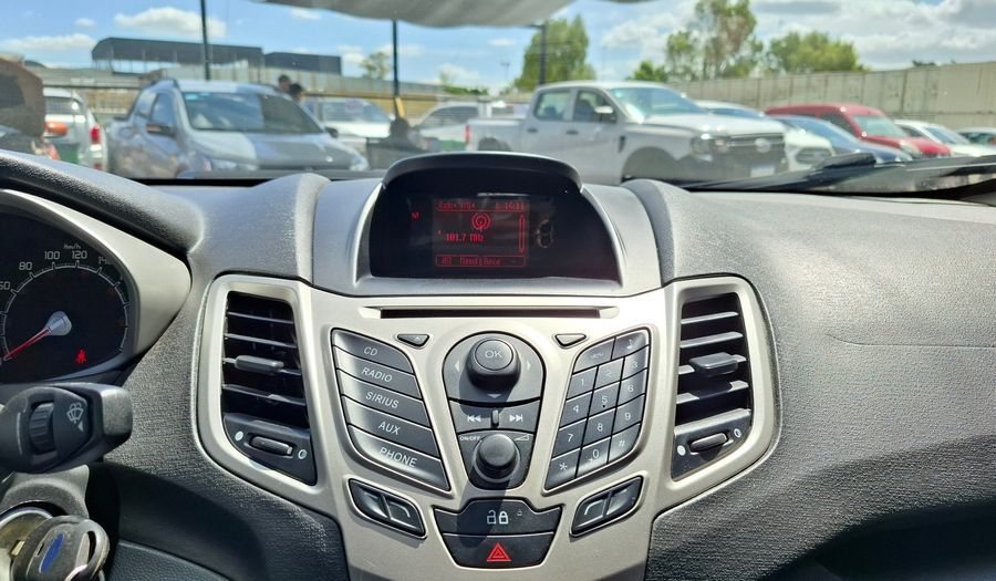 Ford Fiesta Kinetic Design 1.6 16V TITANIUM Hatchback 2013