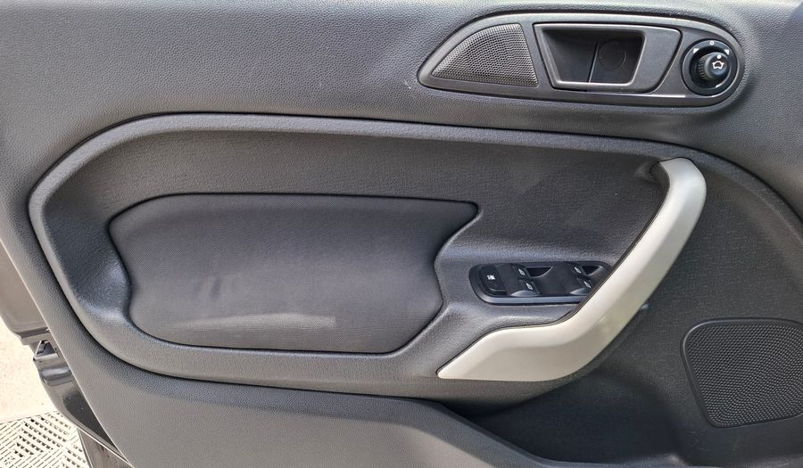 Ford Fiesta Kinetic Design 1.6 16V TITANIUM Hatchback 2013