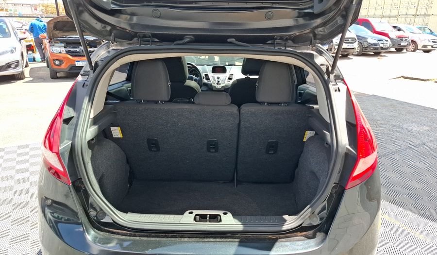 Ford Fiesta Kinetic Design 1.6 16V TITANIUM Hatchback 2013