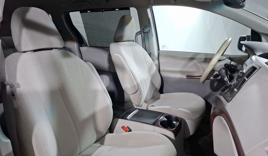 Toyota Sienna 3.5 XLE AT Minivan 2013