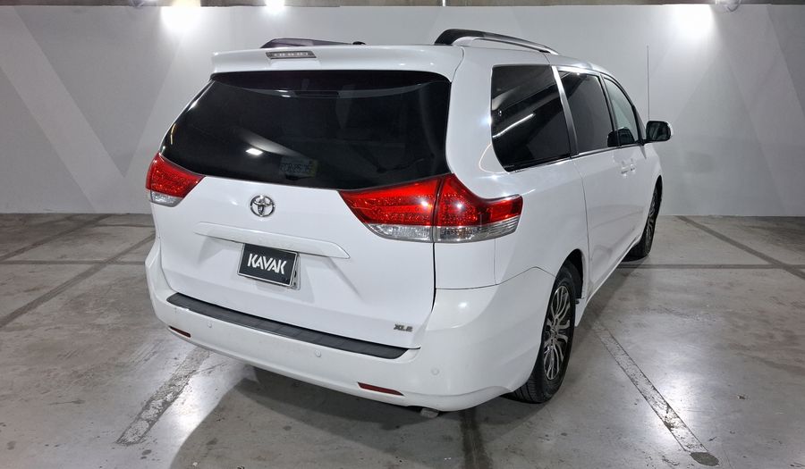 Toyota Sienna 3.5 XLE AT Minivan 2013