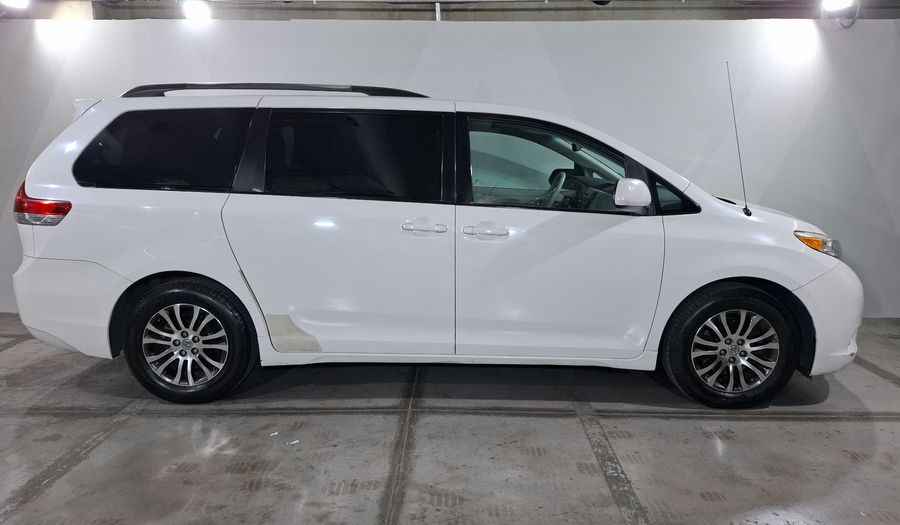 Toyota Sienna 3.5 XLE AT Minivan 2013
