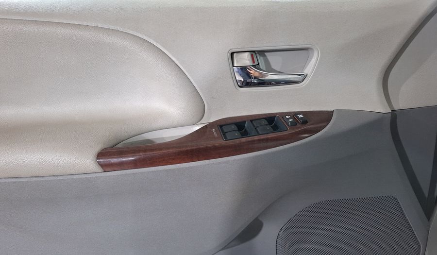 Toyota Sienna 3.5 XLE AT Minivan 2013