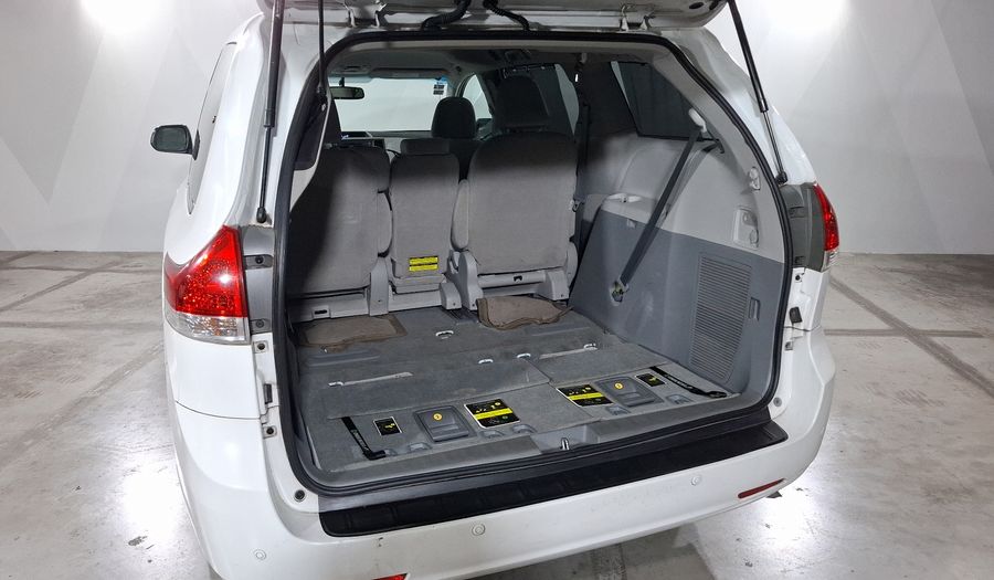 Toyota Sienna 3.5 XLE AT Minivan 2013