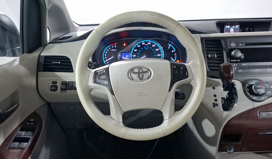 Toyota Sienna 3.5 XLE AT Minivan 2013