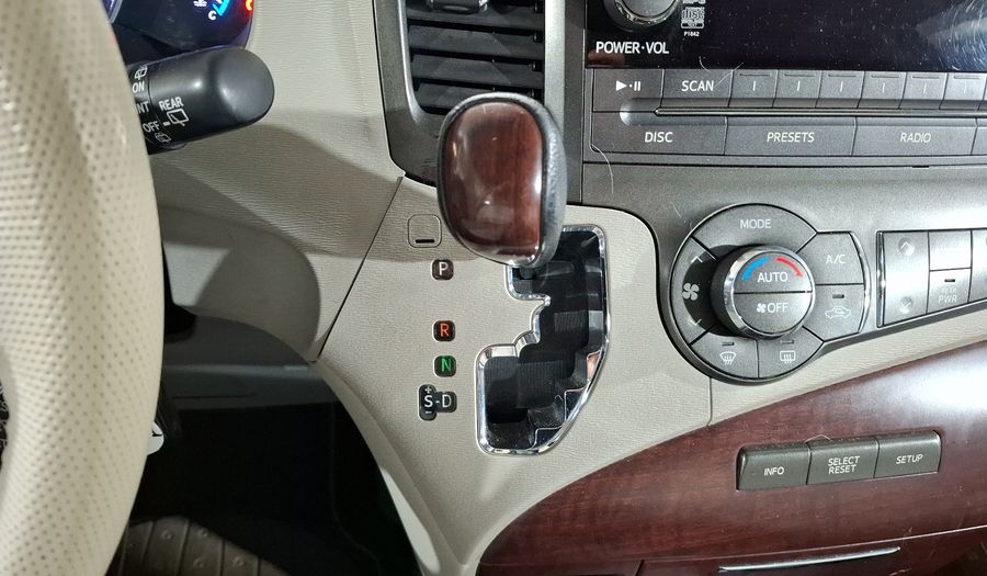 Toyota Sienna 3.5 XLE AT Minivan 2013