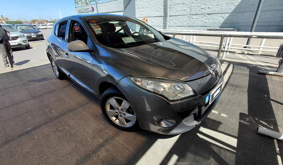 Renault Megane 2.0 MEGANE III LUXE Hatchback 2012