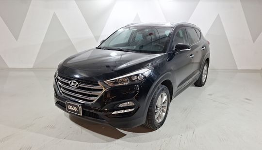 2017 • 76,677 km • Automático