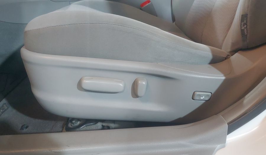 Toyota Camry 2.5L LE 6AT Sedan 2010