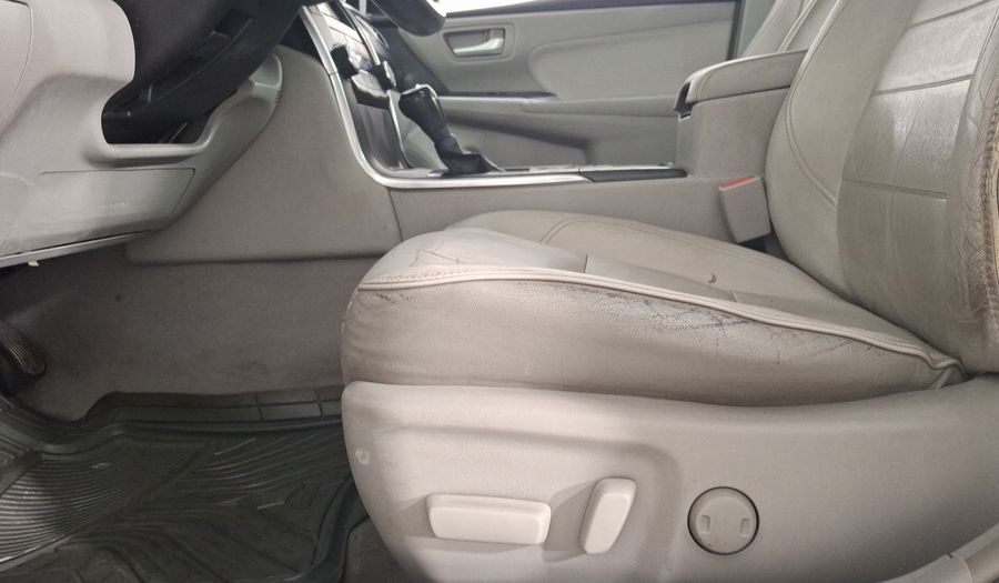 Toyota Camry 2.5 XLE L4 6AT Sedan 2015