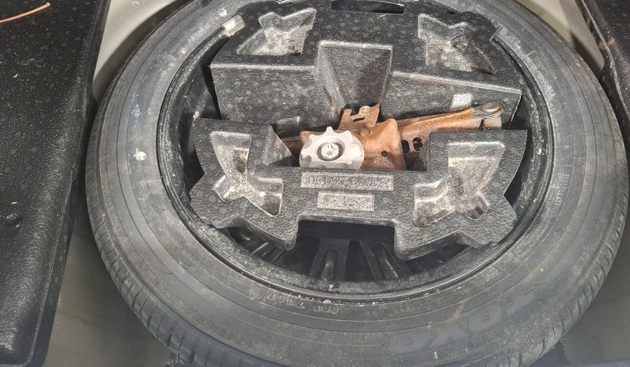 Toyota Camry 2.5 XLE L4 6AT Sedan 2015