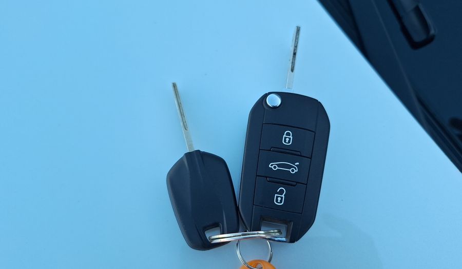 Peugeot 208 1.2 PURETECH 75 HP STYLE Hatchback 2024