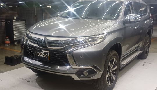 Mitsubishi • Montero