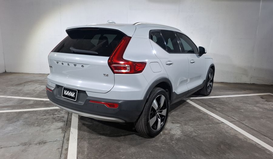 Volvo Xc40 2.0 T4 MOMENTUM AUTO Suv 2021