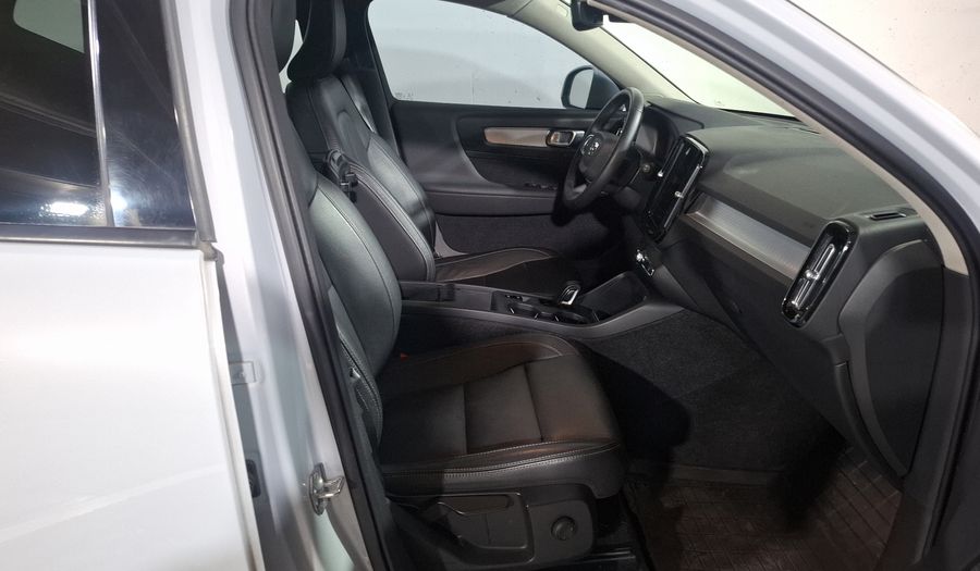 Volvo Xc40 2.0 T4 MOMENTUM AUTO Suv 2021