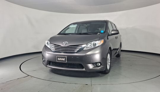 Toyota • Sienna