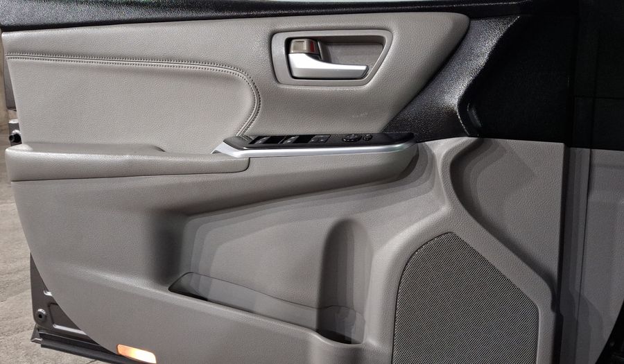 Toyota Camry 2.5 XLE L4 6AT Sedan 2016